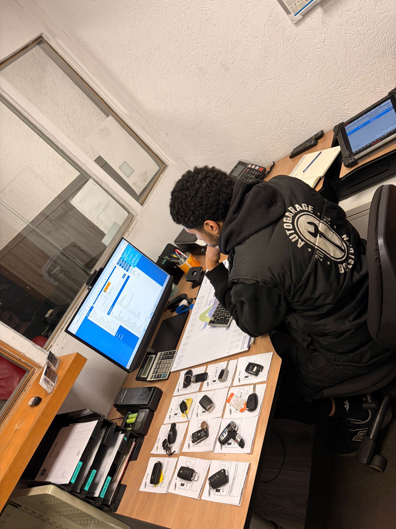 Medewerker aan het werk bij Autogarage Bolstoen